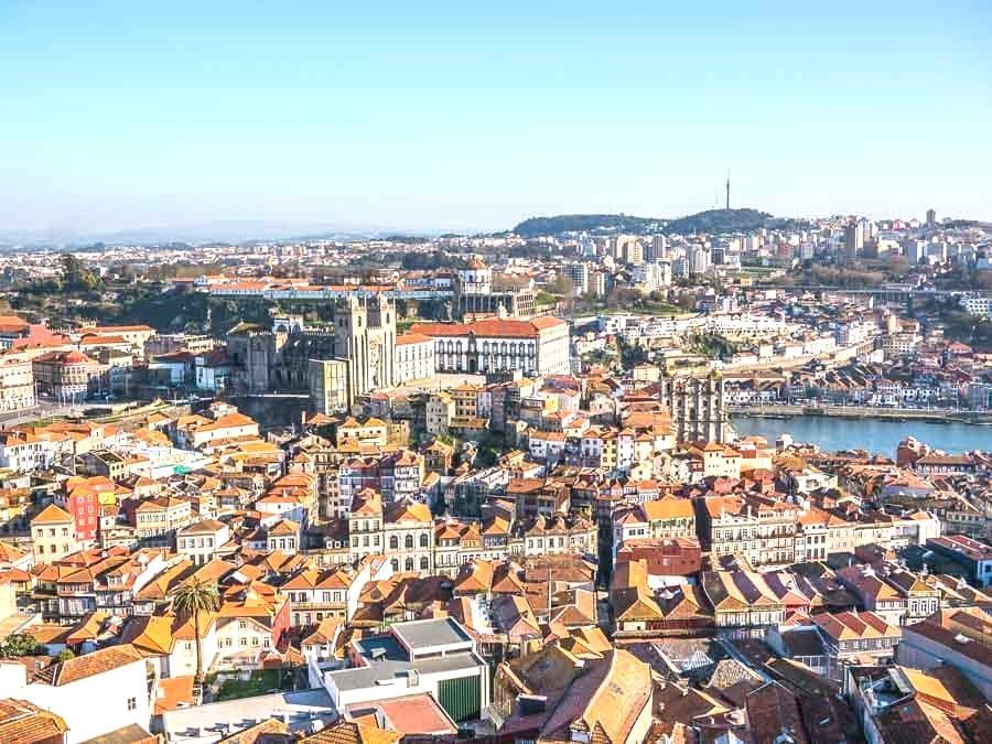 Panorámica de Oporto desde un mirador con tejados naranjas y la Catedral de la Sé en el centro, una vista imprescindible que ver en Oporto en 2 días.