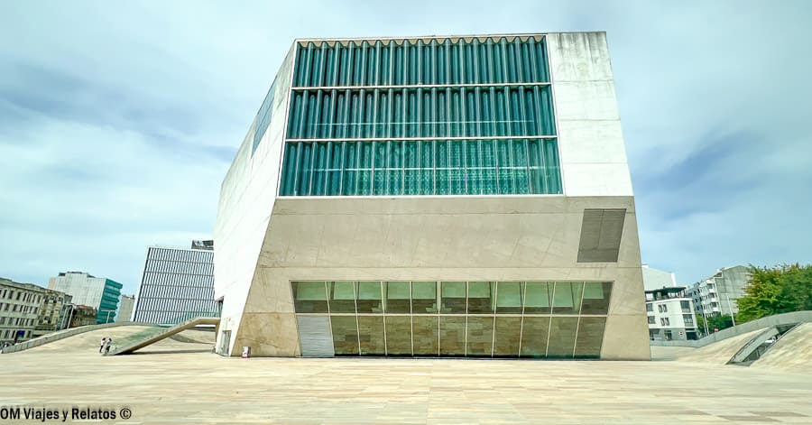 Fachada moderna de la Casa da Música en Oporto con su plaza exterior, una visita diferente que ver en Oporto en 2 días.
