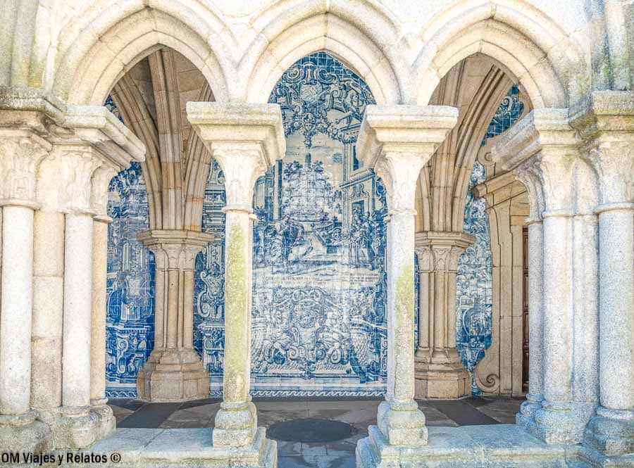 Claustro con arcos de piedra y mural de azulejos azules en la Catedral de la Sé de Oporto, un rincón imprescindible que ver en Oporto en 2 días.