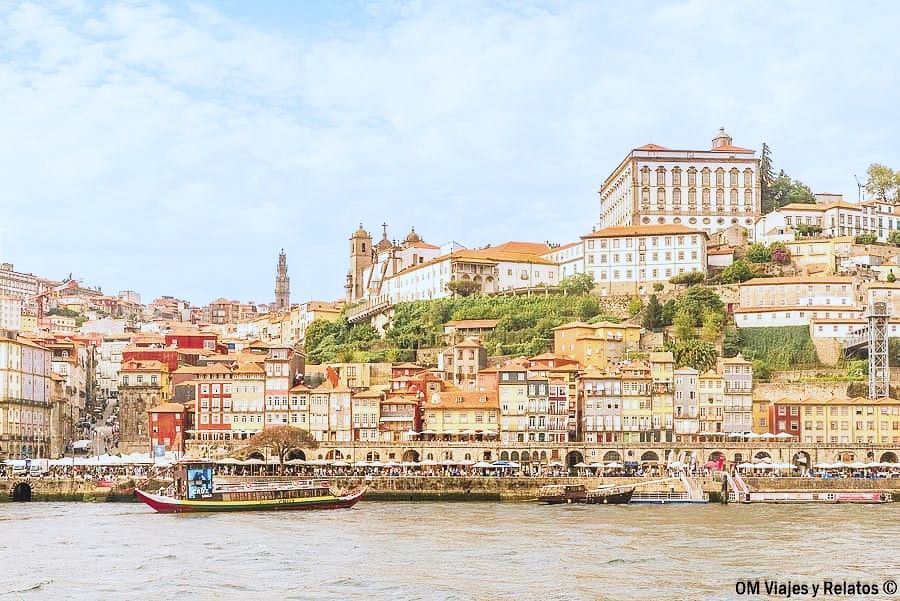 Panorámica del barrio de Ribeira y las casas de colores junto al río Duero en Oporto, una vista imprescindible que ver en Oporto en 2 días.
