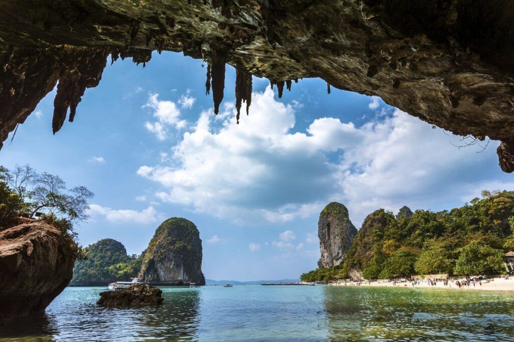 Paisaje de acantilados y playa en Krabi, excursión cercana al Templo del tigre Tailandia.
