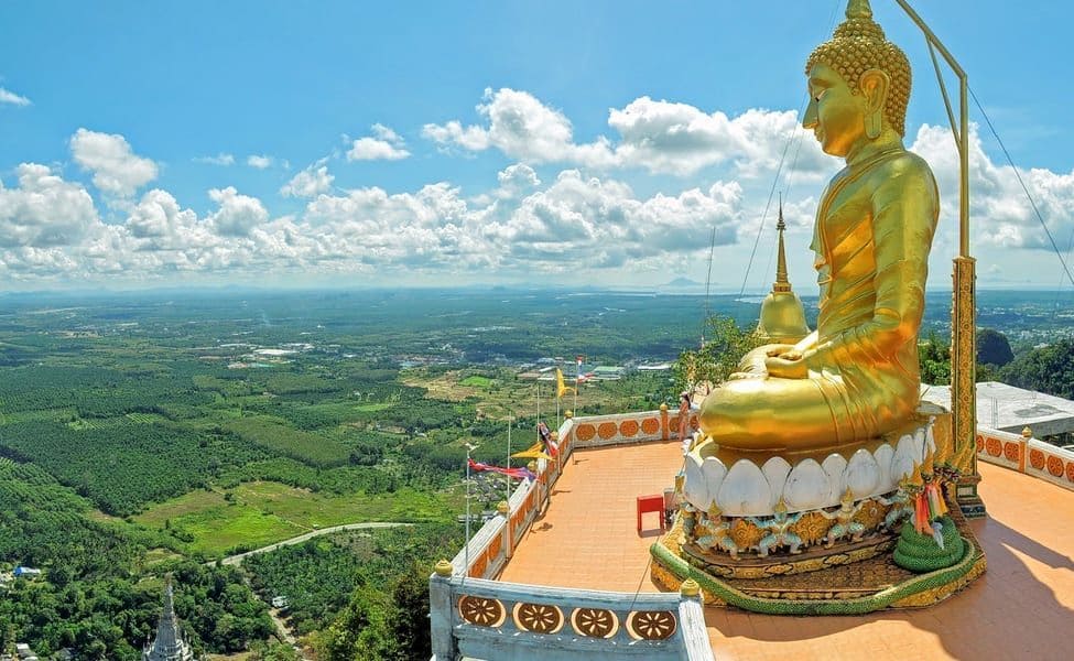 Gran Buda dorado en lo alto del Templo del tigre Tailandia con vistas panorámicas.