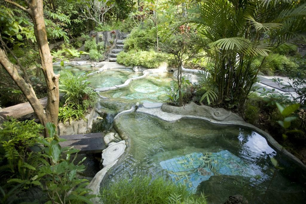 Piscinas naturales entre vegetación tropical en excursión cercana al Templo del tigre Tailandia.