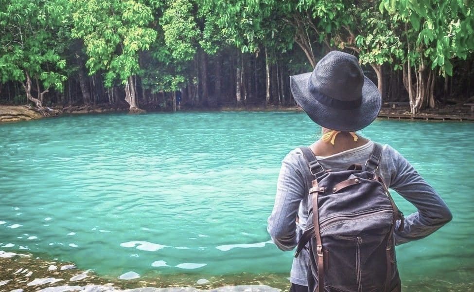 Una servidora contemplando la laguna turquesa en excursión cerca del Templo del tigre Tailandia.
