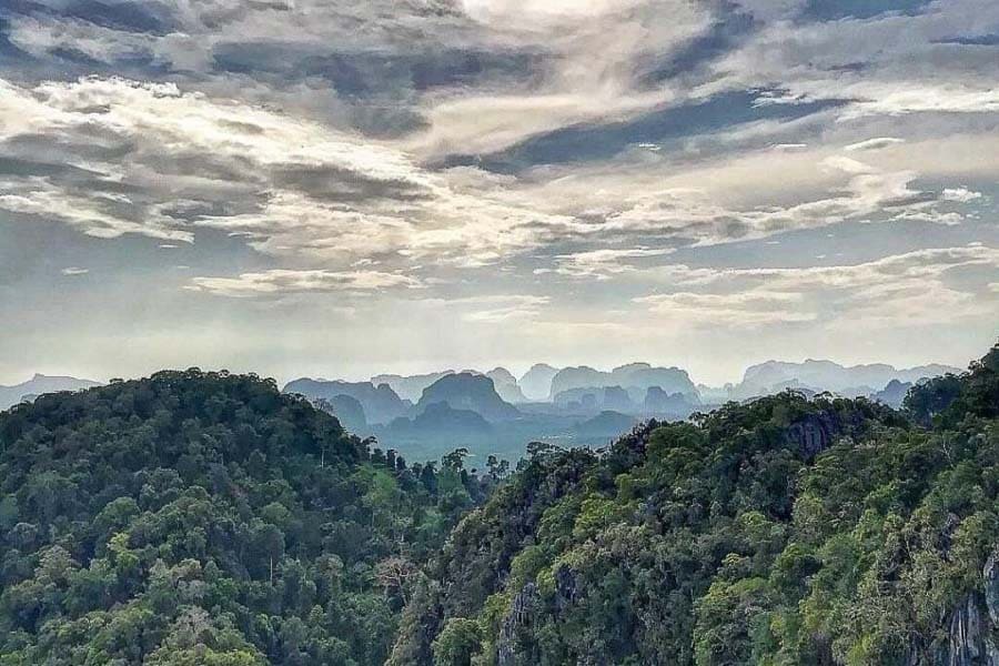 Vistas de montañas cubiertas de selva desde el mirador del Templo del tigre Tailandia.