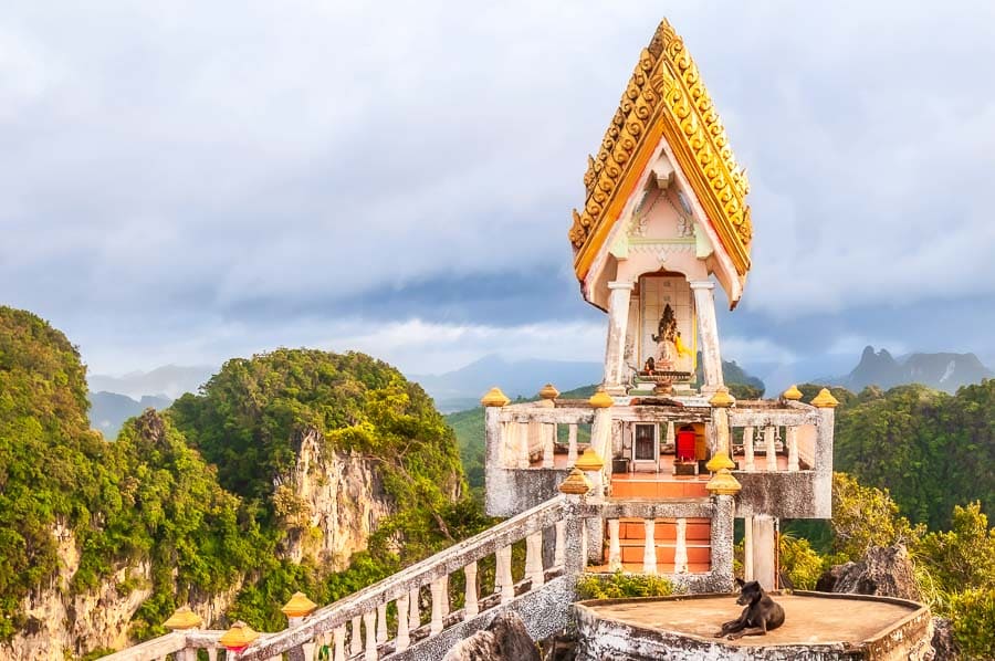 Pequeño santuario en lo alto del Templo del tigre Tailandia con vistas a las montañas.