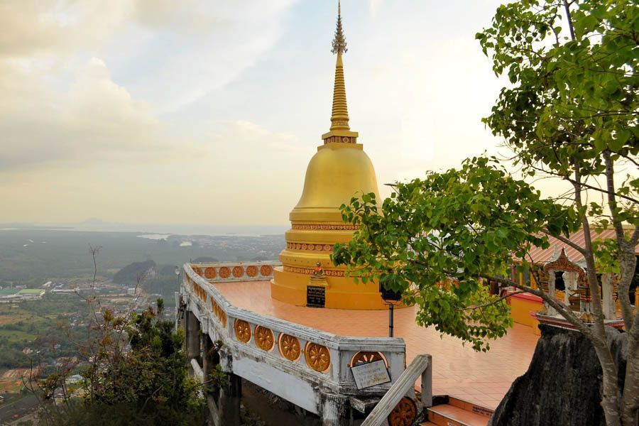 Estupa dorada en lo alto del mirador del Templo del tigre Tailandia al atardecer