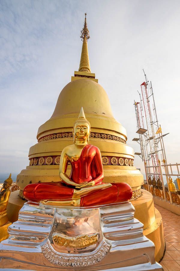 Figura de Buda meditando sobre pedestal plateado en la azotea del Templo del tigre Tailandia.