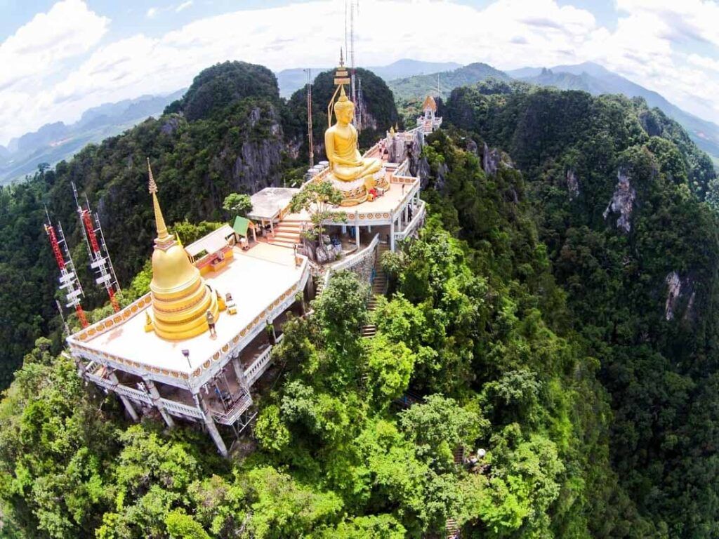 Vista aérea del Templo del tigre Tailandia sobre la selva y montañas de Krabi.