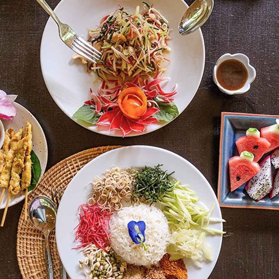 Platos de comida tailandesa tradicional tras visitar el Templo del tigre Tailandia.