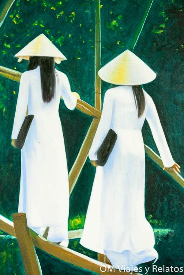 Delta del Mekong Vietnam: ilustración de dos mujeres con áo dài y sombrero cónico caminando sobre un puente de bambú.
