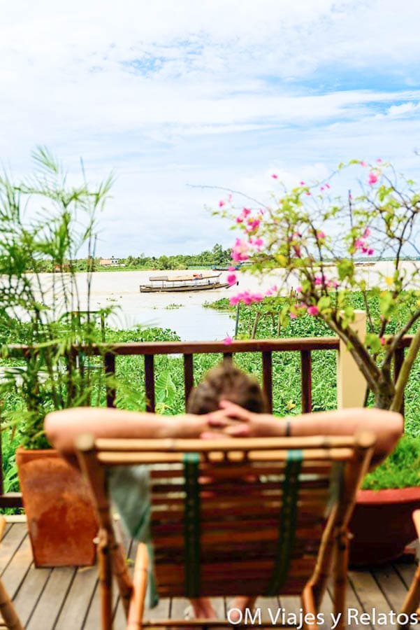 Delta del Mekong Vietnam: JC en la terraza del Mekong Riverside Resort con vistas al río y vegetación tropical.