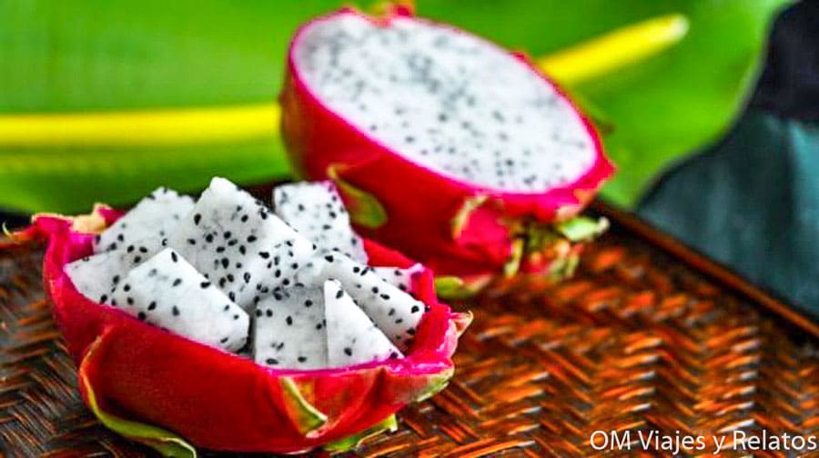 Delta del Mekong Vietnam: fruta del dragón (pitahaya) cortada y servida como snack tropical.