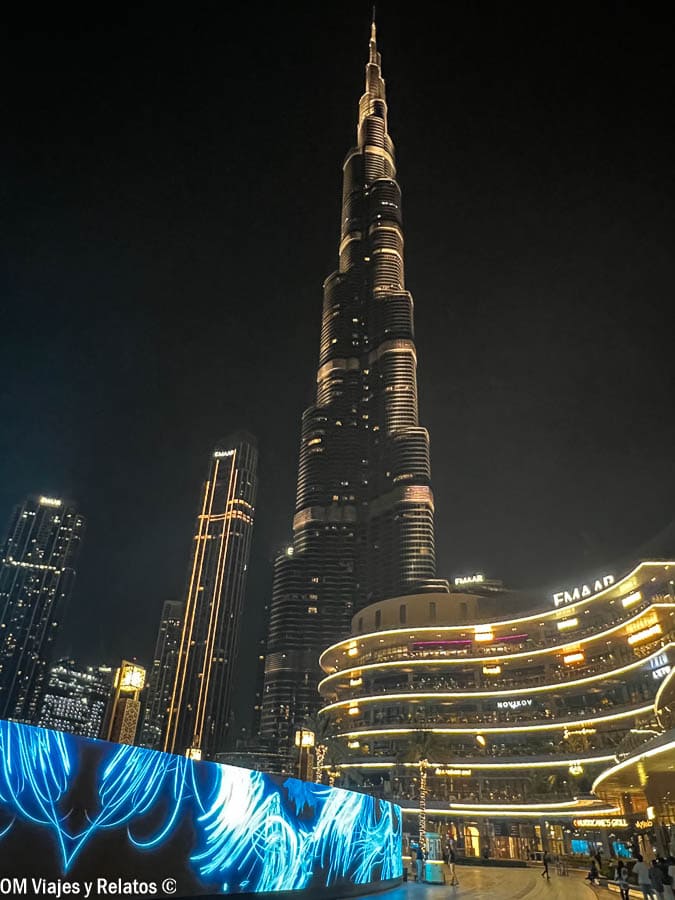 Vista nocturna del Burj Khalifa iluminado, el lugar ideal para compartir en redes si sabes como tener internet en Dubai.