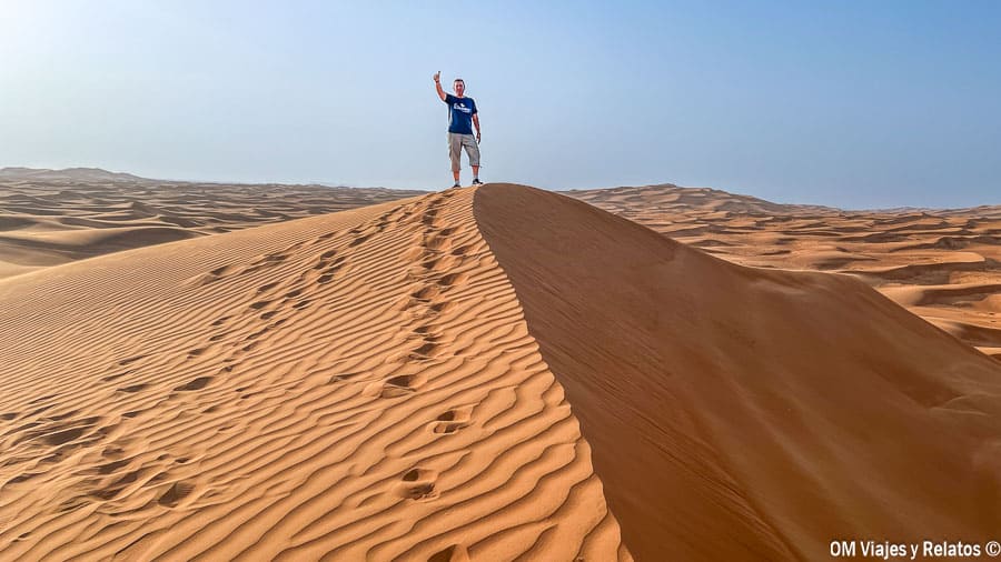 JC explorando el desierto y demostrando como tener internet en Dubai incluso en medio de las dunas