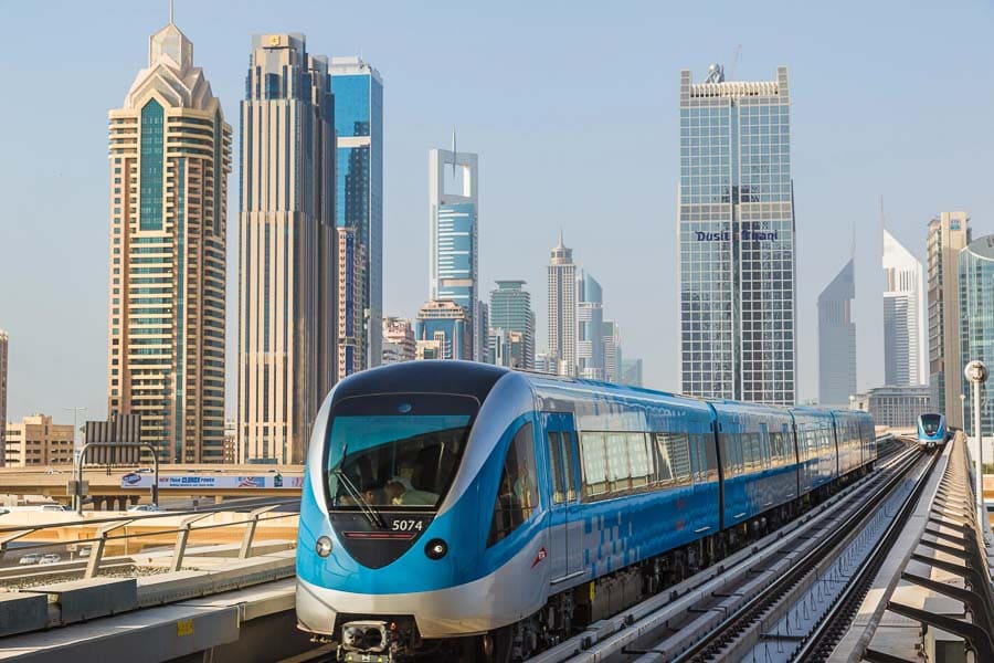 Metro de Dubái cruzando el skyline, una forma cómoda de moverse mientras descubres como tener internet en Dubai durante tus trayectos.