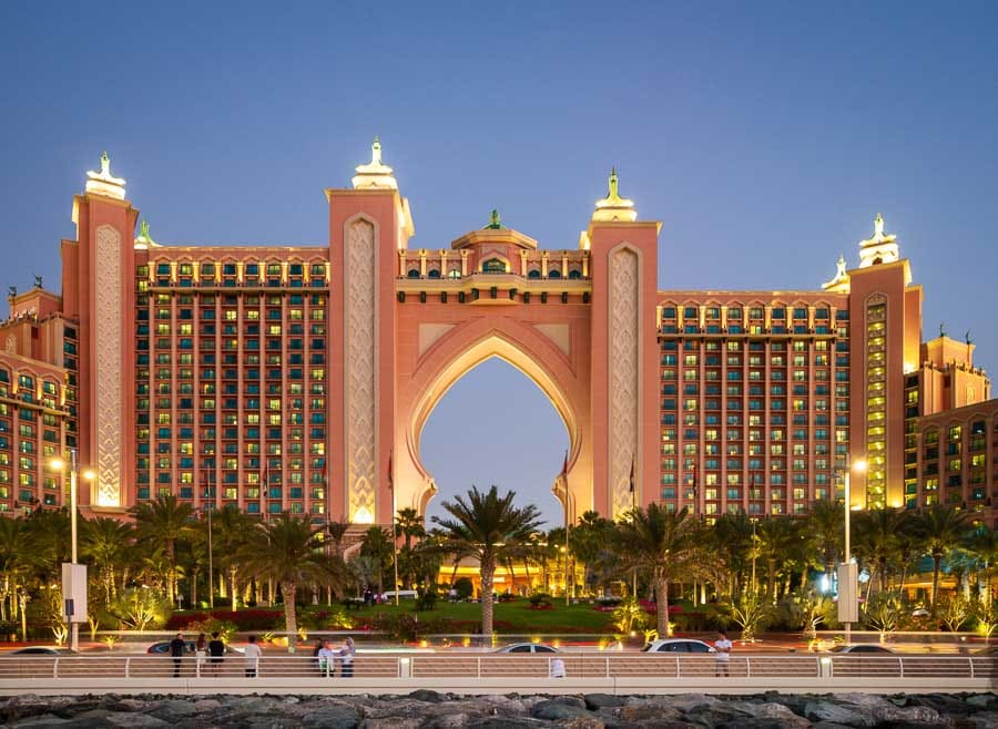 Fachada del hotel Atlantis The Palm al atardecer, un lugar lujoso donde también puedes descubrir como tener internet en Dubai durante tu estancia.