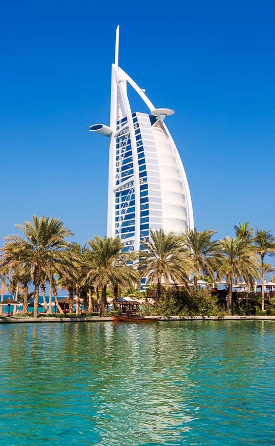 Vista del Burj Al Arab en Dubái, un lugar emblemático desde donde puedes comprobar como tener internet en Dubai con buena conexión.