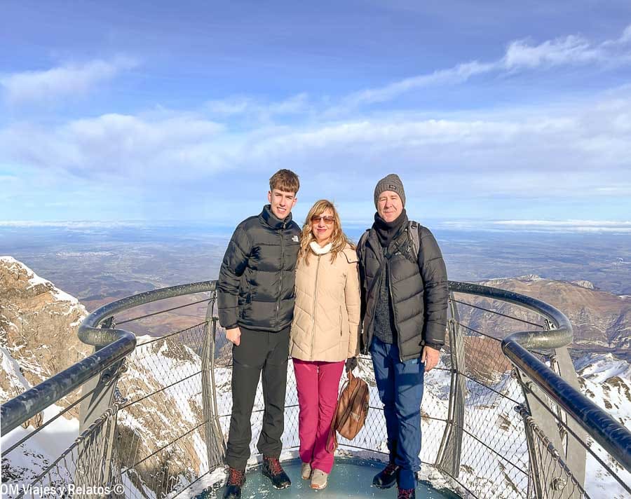Foto de familia de OM Viajes y Relatos en el mirador del Pic du Midi con montañas nevadas y vistas panorámicas, una experiencia inolvidable cerca de los pueblos más bonitos del Pirineo Francés.