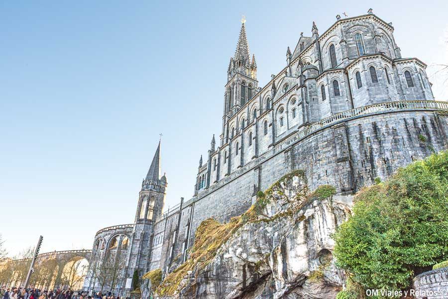 Basílica de la Inmaculada Concepción en el Santuario de Lourdes, construida sobre la roca, una visita imprescindible cerca de los pueblos más bonitos del Pirineo Francés.