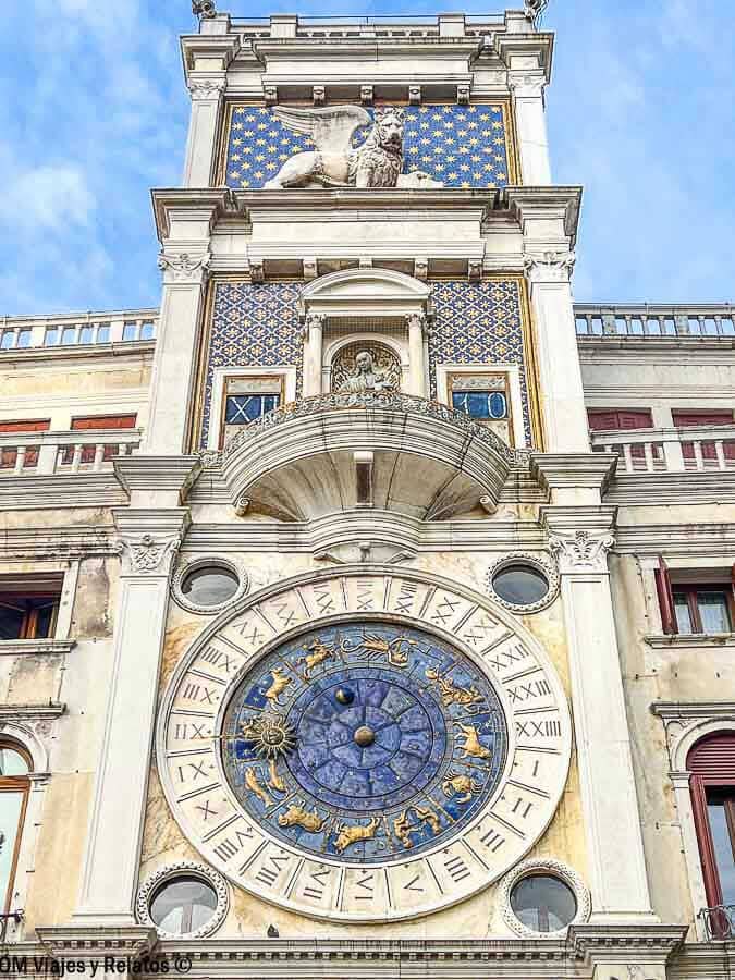 Torre dell’Orologio, el famoso reloj astronómico de la Plaza de San Marcos, una de las maravillas que ver en Venecia en 3 días.