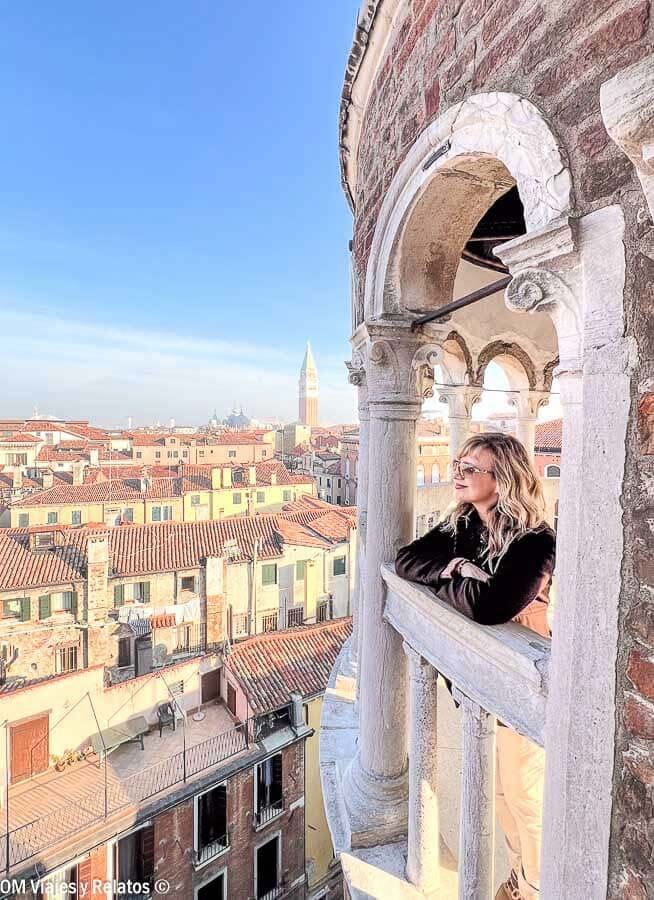 Una servidora disfrutando de las vistas desde la Scala Contarini del Bovolo, uno de los mejores miradores que ver en Venecia en 3 días.