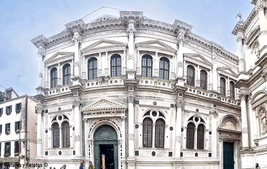 Fachada renacentista de la Scuola Grande di San Rocco, una joya artística imprescindible que ver en Venecia en 3 días.