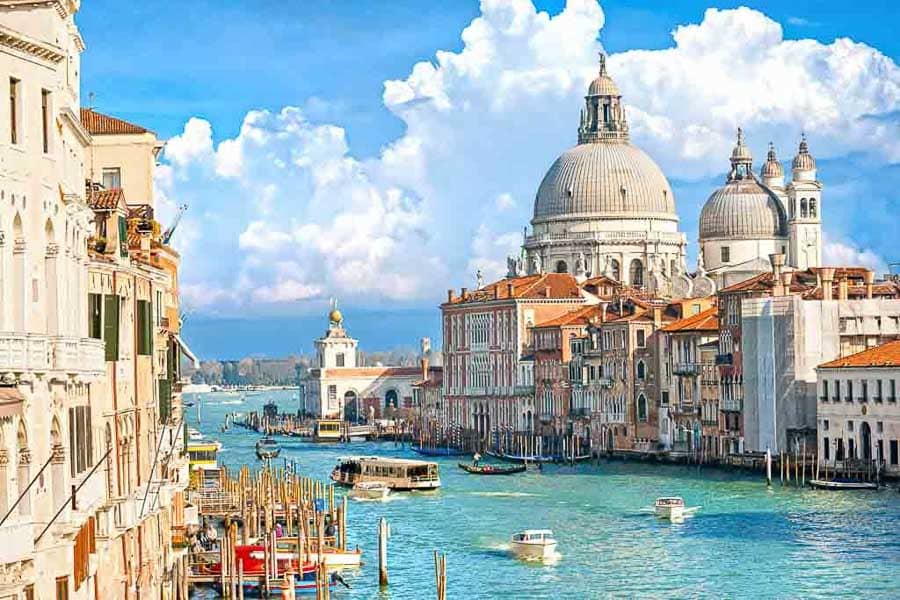 Vistas del Gran Canal y la majestuosa Basílica de Santa Maria della Salute, una parada imprescindible que ver en Venecia en 3 días.