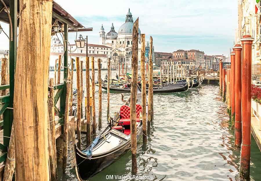 Góndolas en el Gran Canal con vistas a la Basílica de Santa Maria della Salute, una de las postales clásicas que ver en Venecia en 3 días.