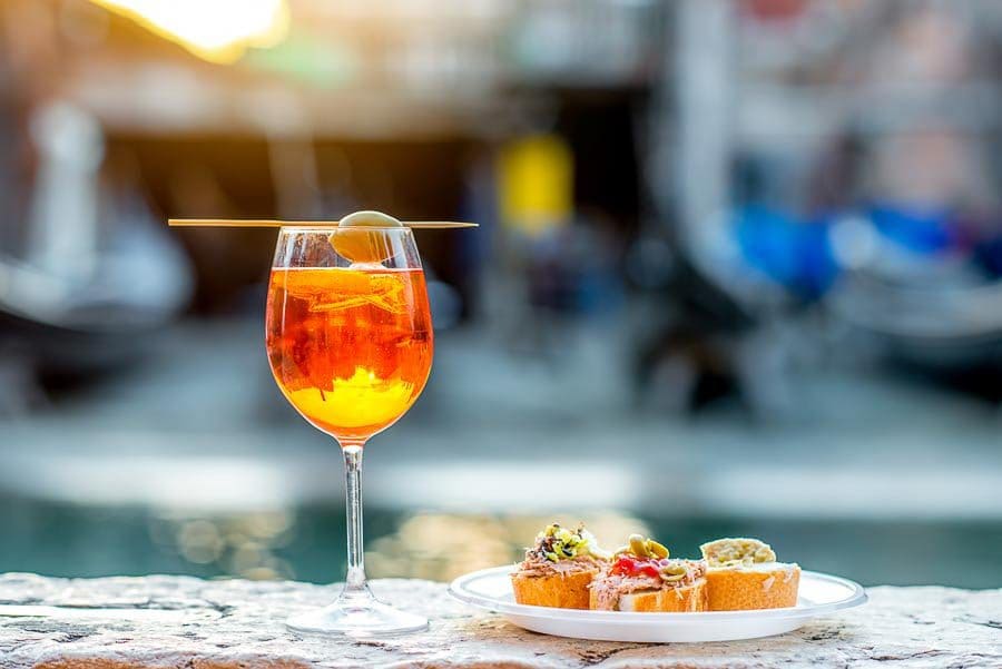 Aperol Spritz y cicchetti típicos venecianos en Cantine del Vino già Schiavi, una parada gastronómica imprescindible que ver en Venecia en 3 días.
