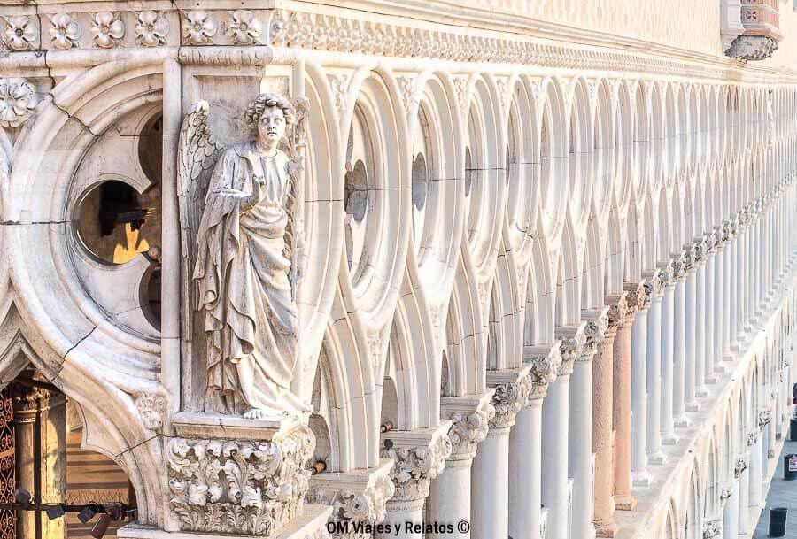 Detalle de la fachada del Palacio Ducal, una joya arquitectónica imprescindible que ver en Venecia en 3 días.