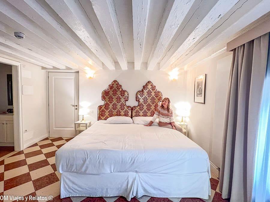 Foto mía posando en una habitación del alojamiento Suites alla Maddalena, una excelente opción donde dormir en Venecia en 3 días.
