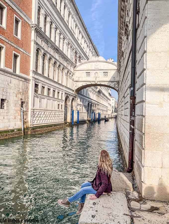 Que ver en Venecia en 3 días: Foto mía sentada junto al canal bajo el Puente de los Suspiros (Venecia)