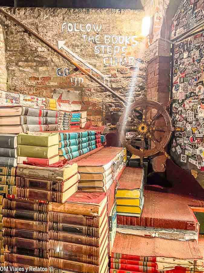 Librería Acqua Alta en Venecia con escalera de libros y rincón fotogénico, imprescindible que ver en Venecia en 3 días.