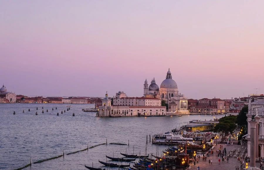 Atardecer en el Gran Canal con la basílica de Santa Maria della Salute al fondo, que ver en Venecia en 3 días.