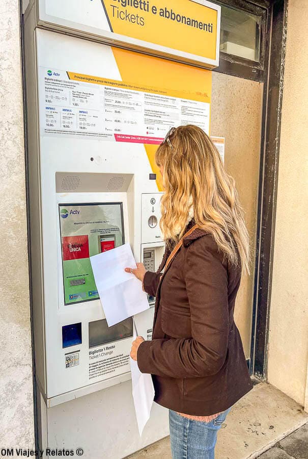 Qué ver en Venecia en 3 días: Una servidora validando el billetes de vaporetto en una máquina de tickets ACTV.