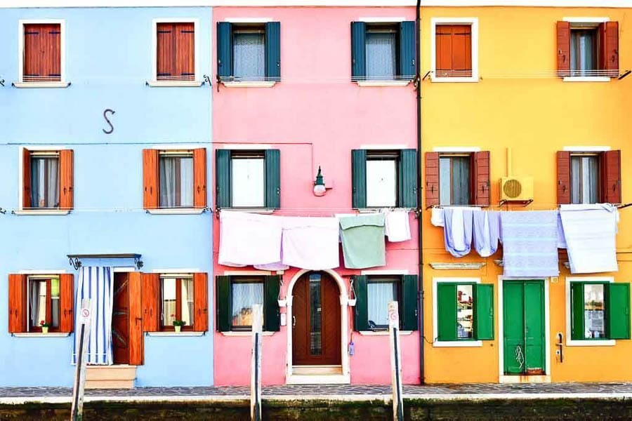 Qué ver en Venecia en 3 días: casas de colores en Burano con ropa tendida en las fachadas