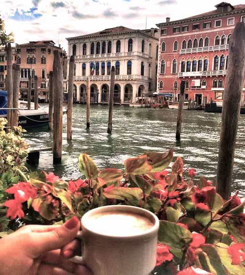 Disfrutando de un café con vistas al Gran Canal, uno de los mejores planes que ver en Venecia en 3 días.