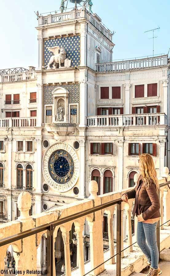 Qué ver en Venecia en 3 días: Foto mía en la terraza de la Plaza de San Marcos frente a la Torre del Reloj (Torre dell’Orologio).