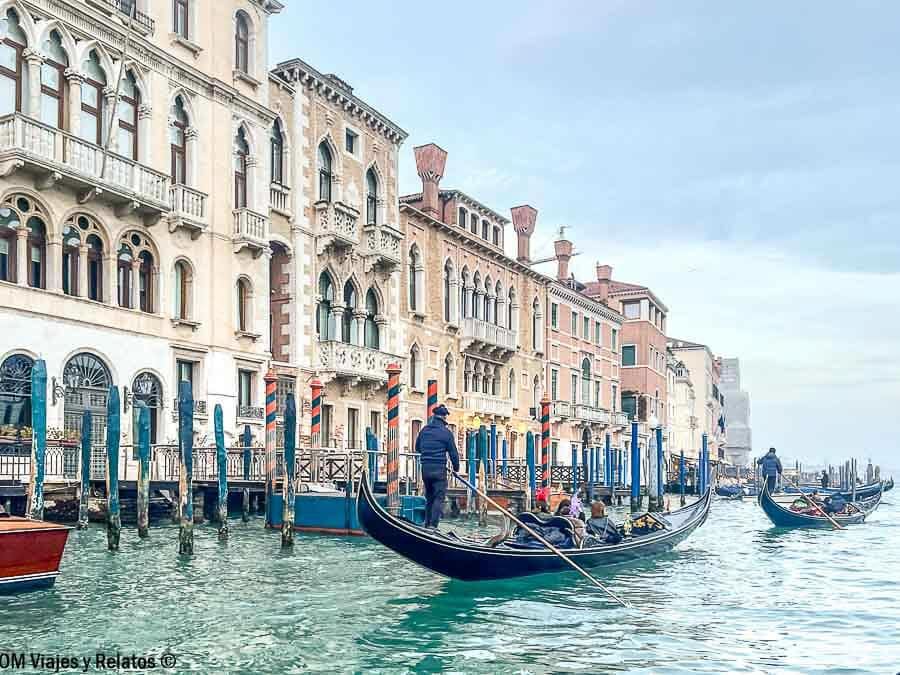 Góndolas navegando por un canal de Venecia entre palacios históricos, ideal para saber qué ver en Venecia en 3 días.