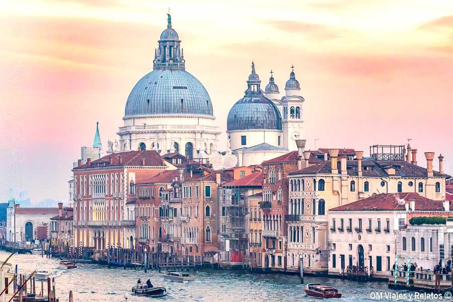Qué ver en Venecia en 3 días: vista del Gran Canal con la basílica de Santa Maria della Salute al atardecer.