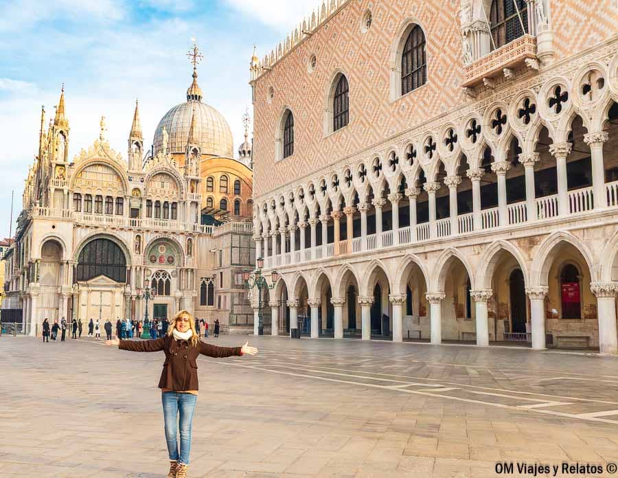 Que ver en Venecia en 3 días: Foto mía posando en la Plaza de San Marcos con la Basílica y el Palacio Ducal al fondo.