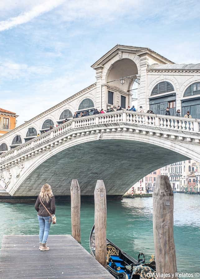 Qué ver en Venecia en 3 días: Servidora posando junto al Puente de Rialto y el Gran Canal con góndolas