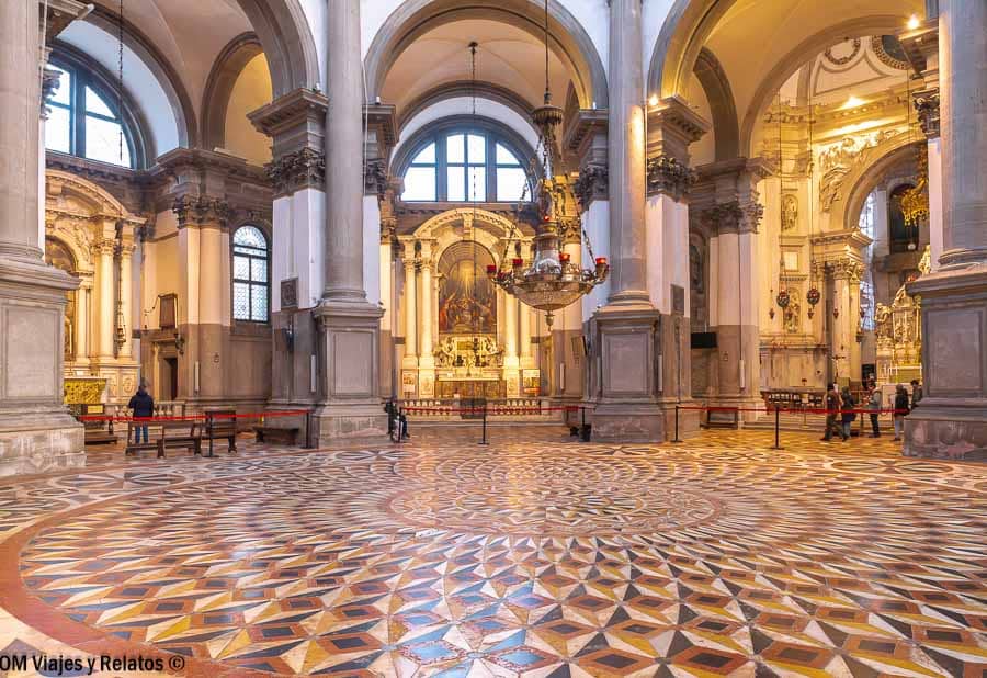 Qué ver en Venecia en 3 días: interior de la Basílica de Santa Maria della Salute con cúpulas, arcos y suelo de mosaico.