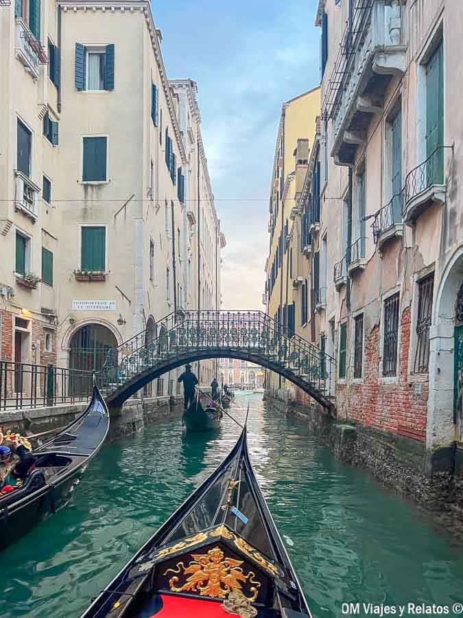 Que ver en Venecia en 3 días: JC y yo disfrutando de un paseo en góndola por un canal veneciano bajo un puente histórico