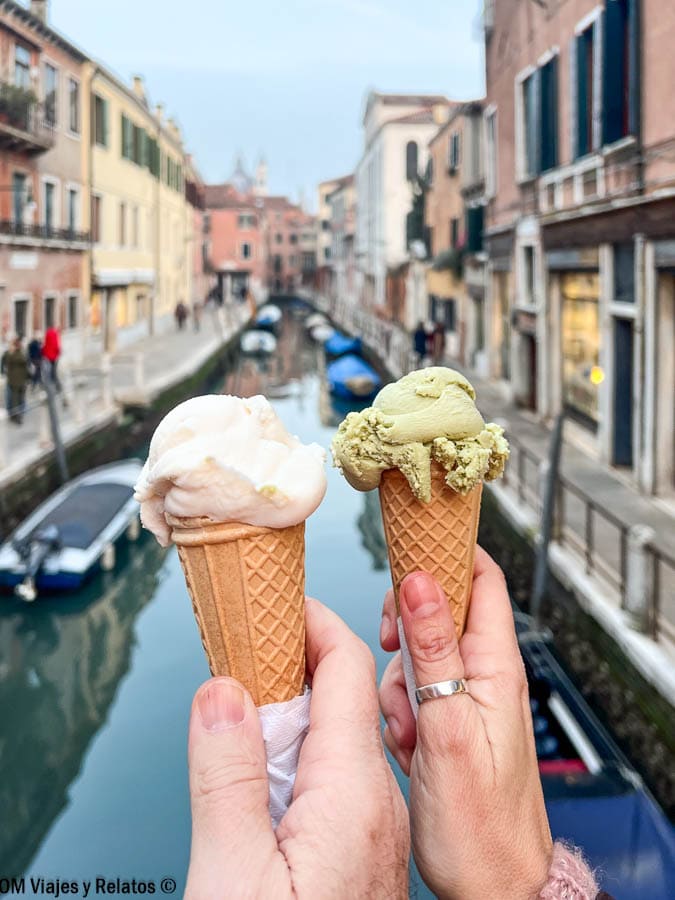 Que ver en Venecia en 3 días: Una servidora y JC disfrutando de dos helados sobre un canal.