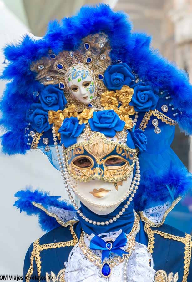 Que ver en Venecia en 3 días: máscara del Carnaval de Venecia azul con plumas, flores y detalles dorados