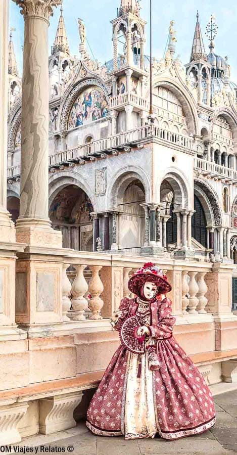 Disfraz veneciano frente a la Basílica de San Marcos, una experiencia única que ver en Venecia en 3 días durante el Carnaval.