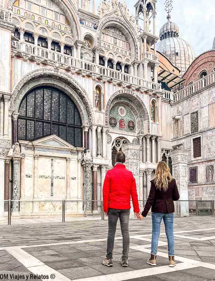 JC y yo admirando la Basílica de San Marcos, una visita imprescindible que ver en Venecia en 3 días.