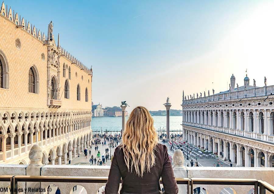 Vista panorámica de la Plaza de San Marcos con el Palacio Ducal y Yo posando, un lugar imprescindible que ver en Venecia en 3 días.